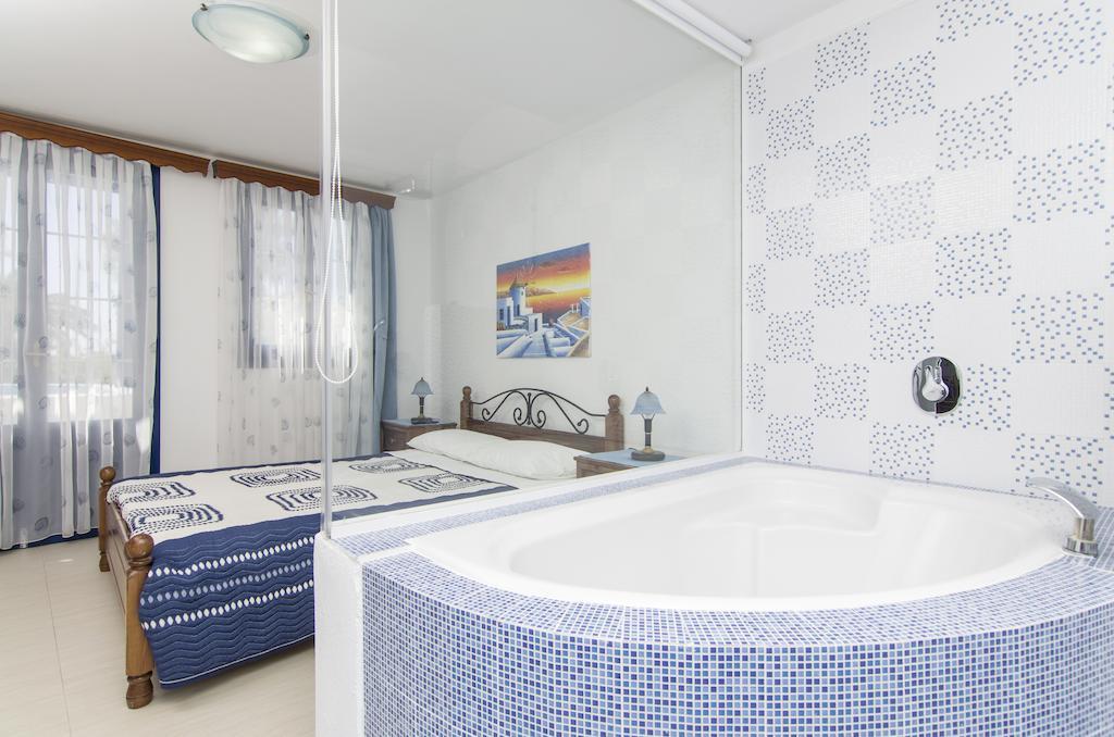 דירות פריבולוס White & Blue חדר תמונה